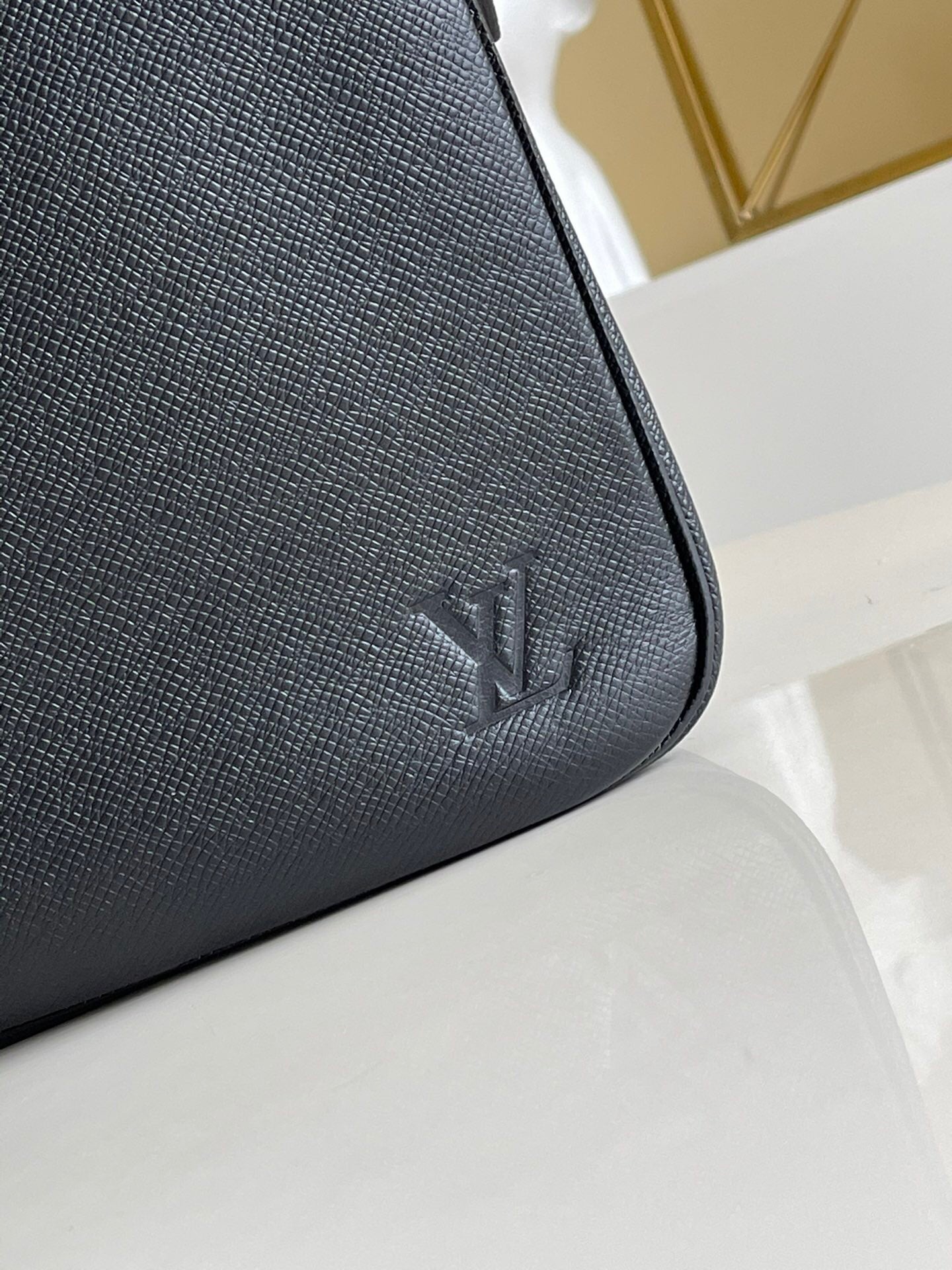 L x V - 2021 Laptop Bag