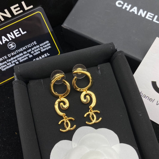 Fashion delicate earrings