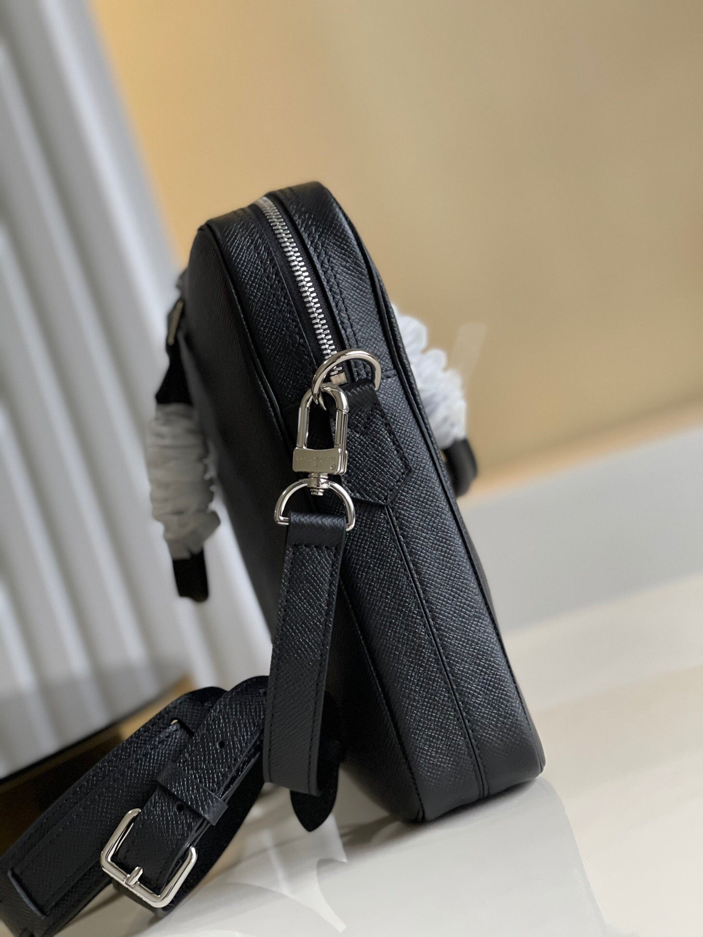 L x V - 2021 Laptop Bag