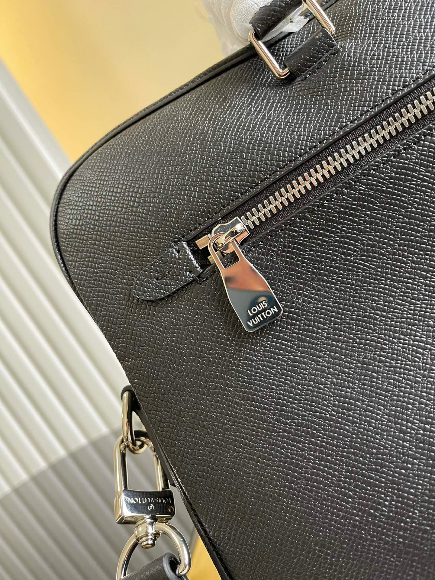 L x V - 2021 Laptop Bag