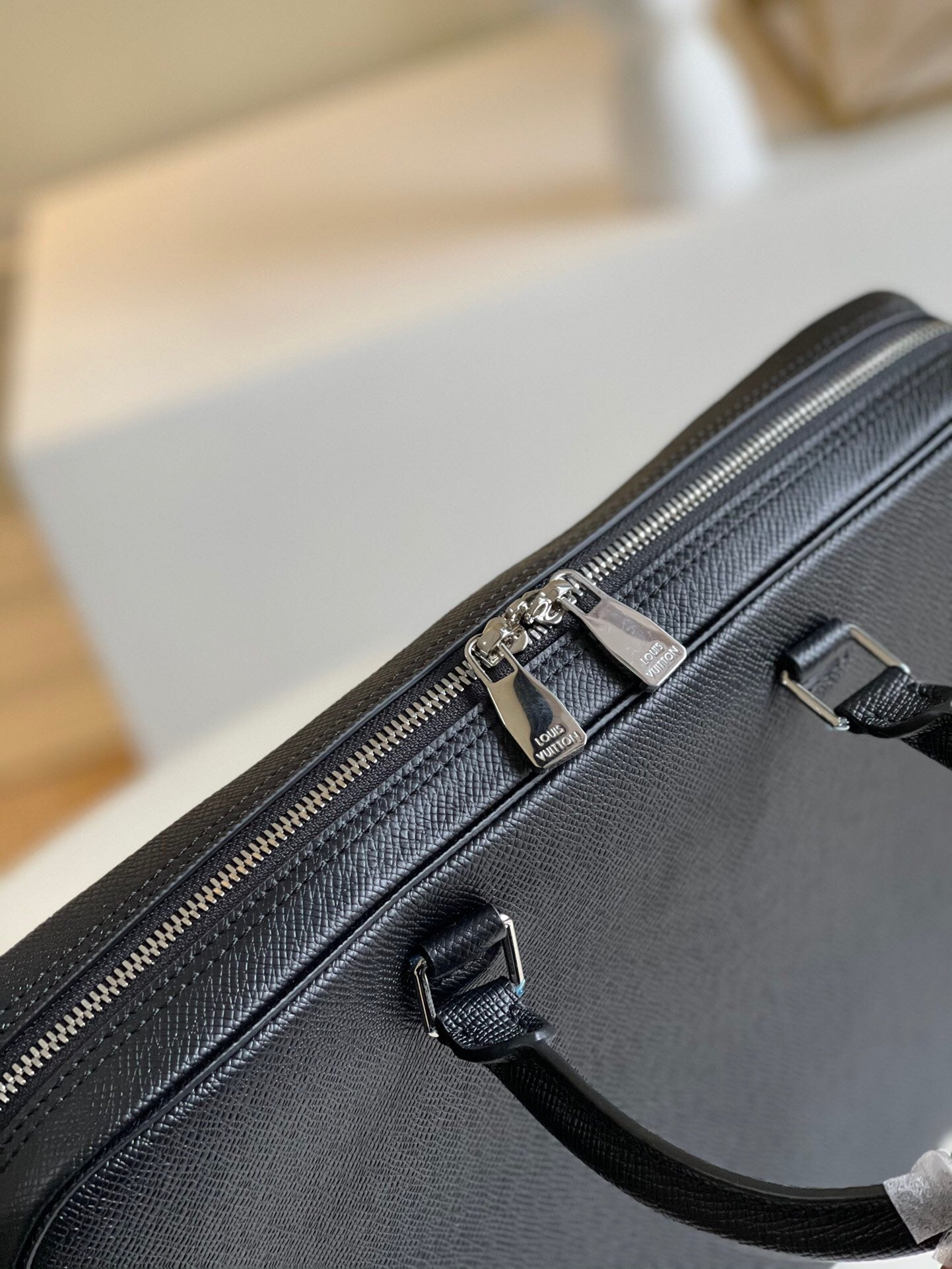 L x V - 2021 Laptop Bag