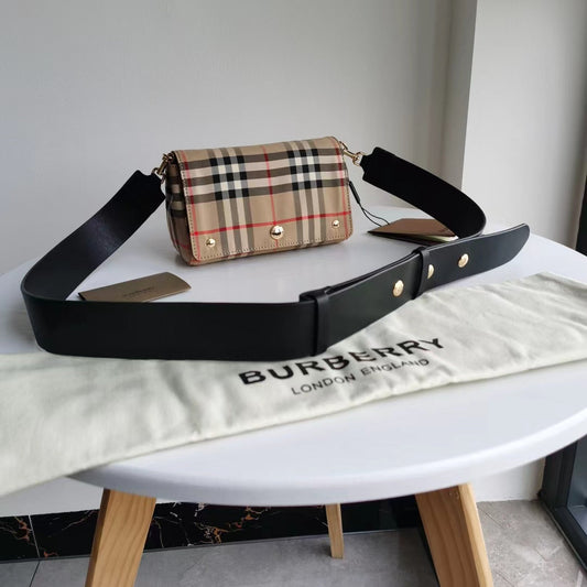 2022 Burberry Handbag - 65