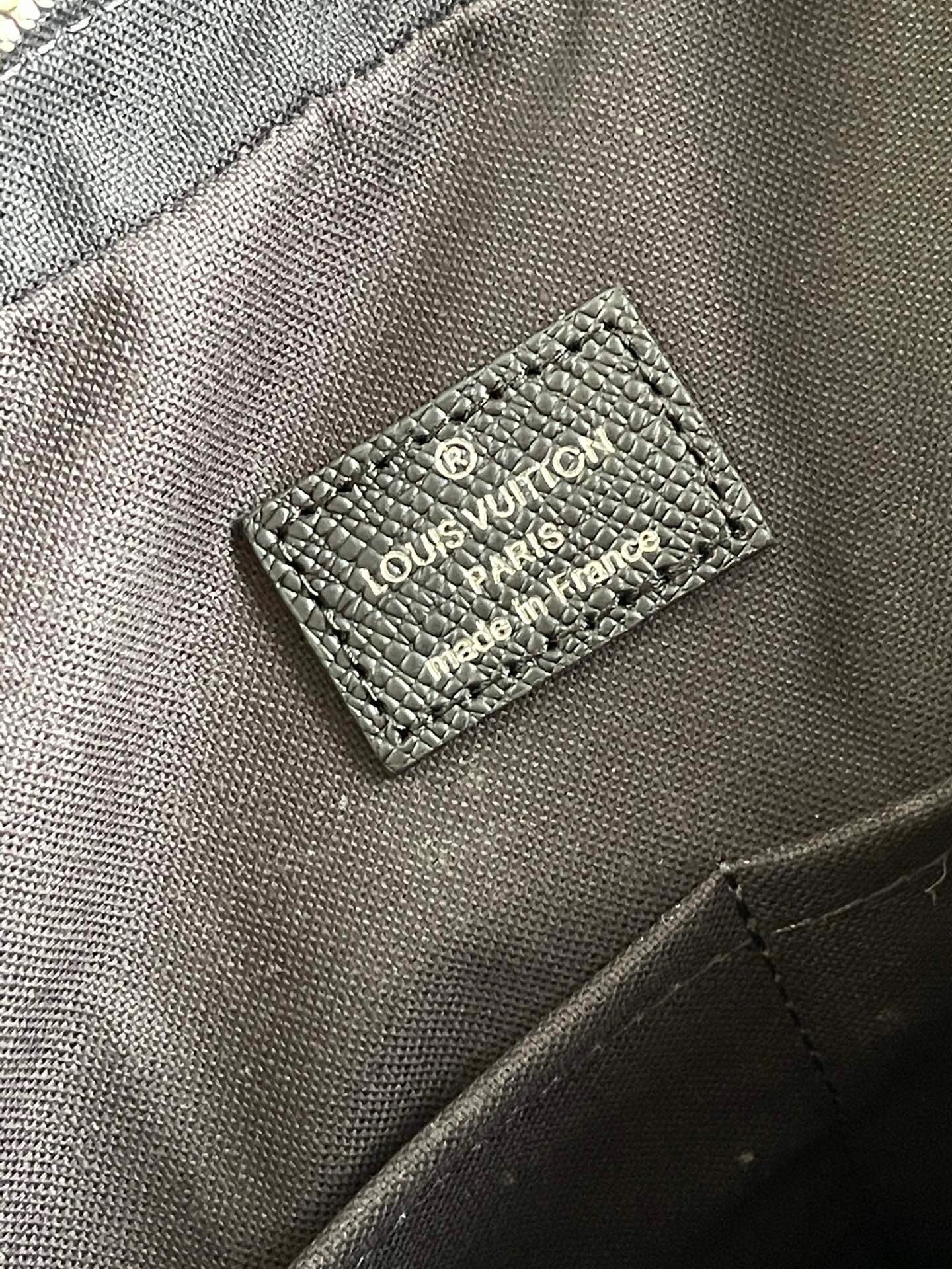 L x V - 2021 Laptop Bag