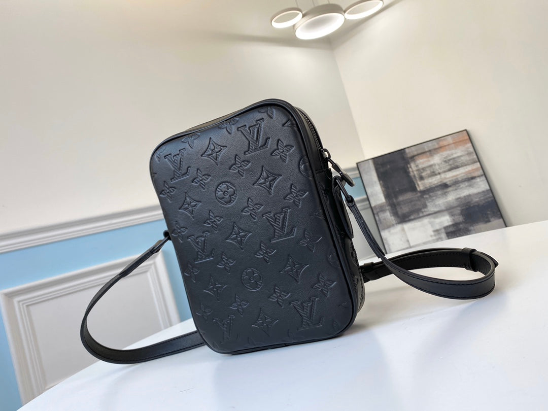 L v pouch 16.0 x 21.0 x 4.5 cm