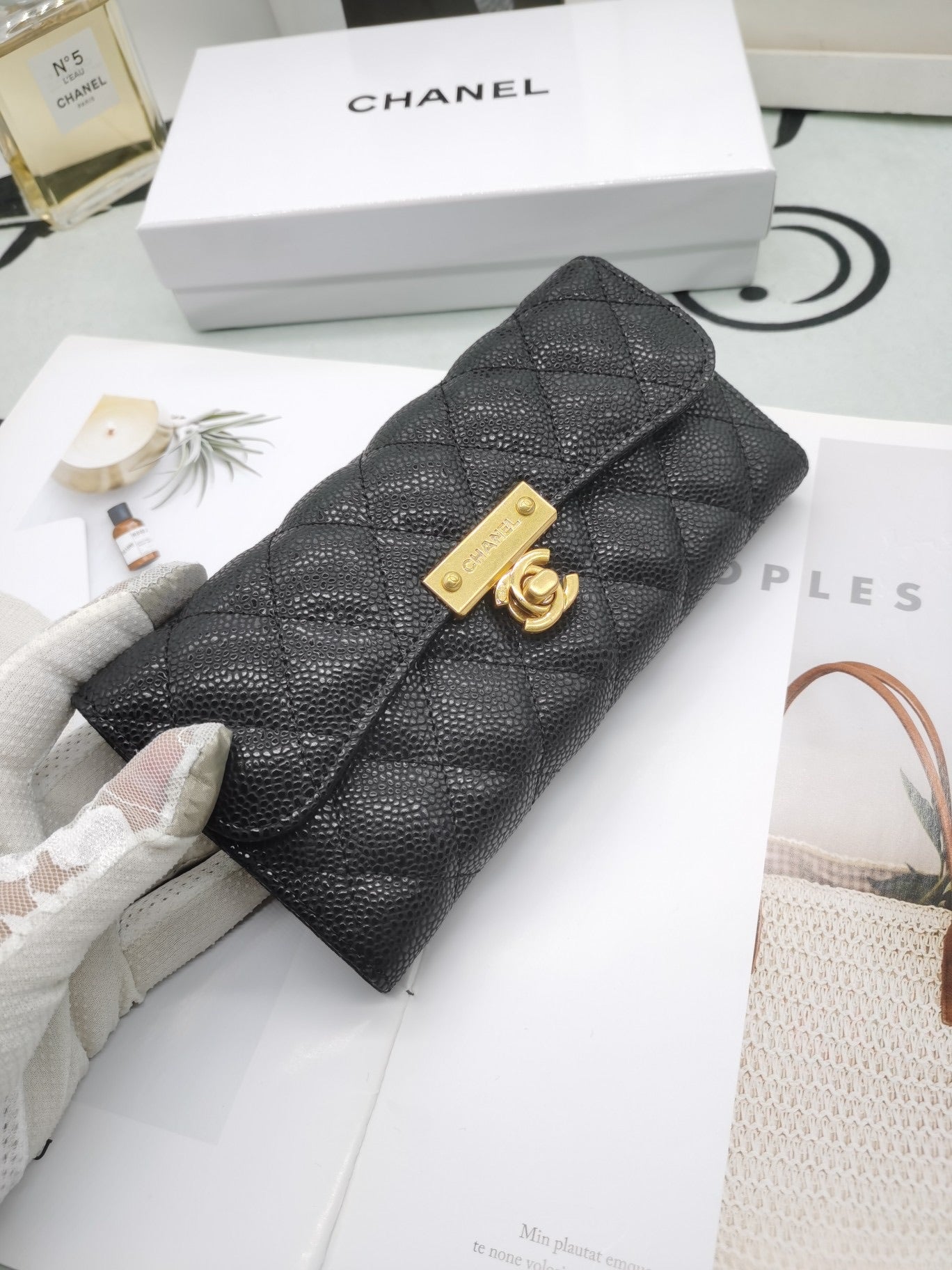 Classic handbag with metal lock 19cm