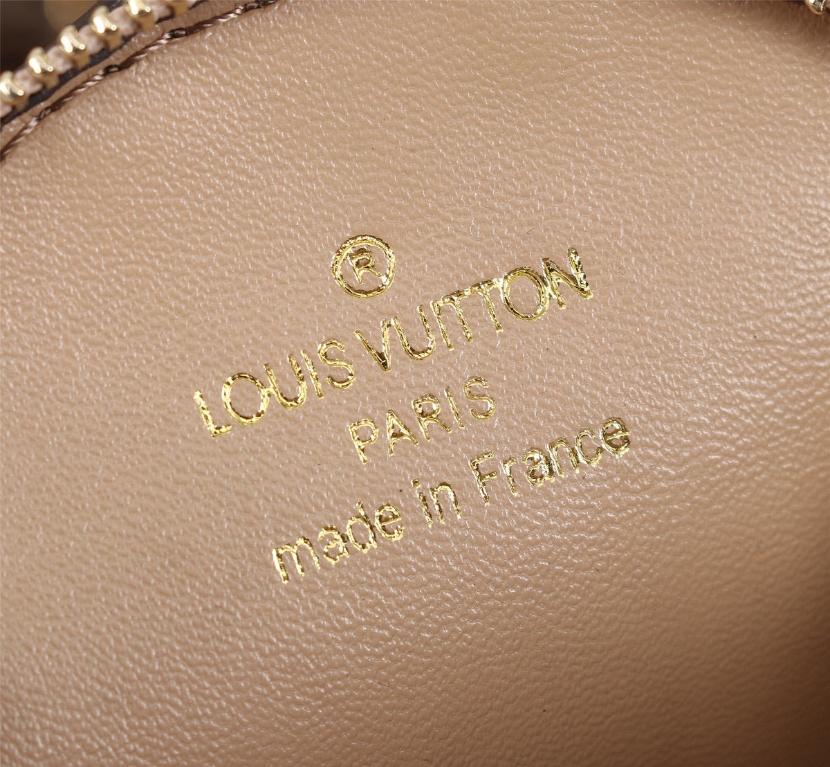 Lv pochette cream