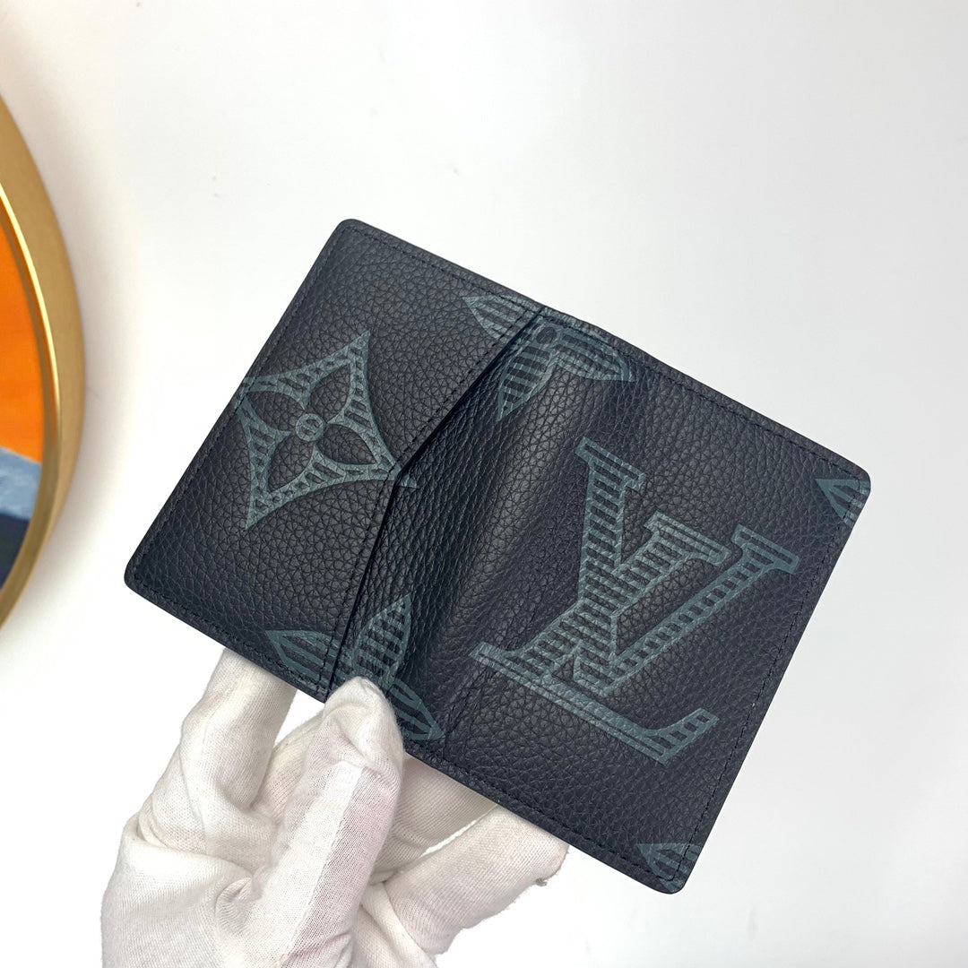 L v wallet : 8 x 11 x 1 cm