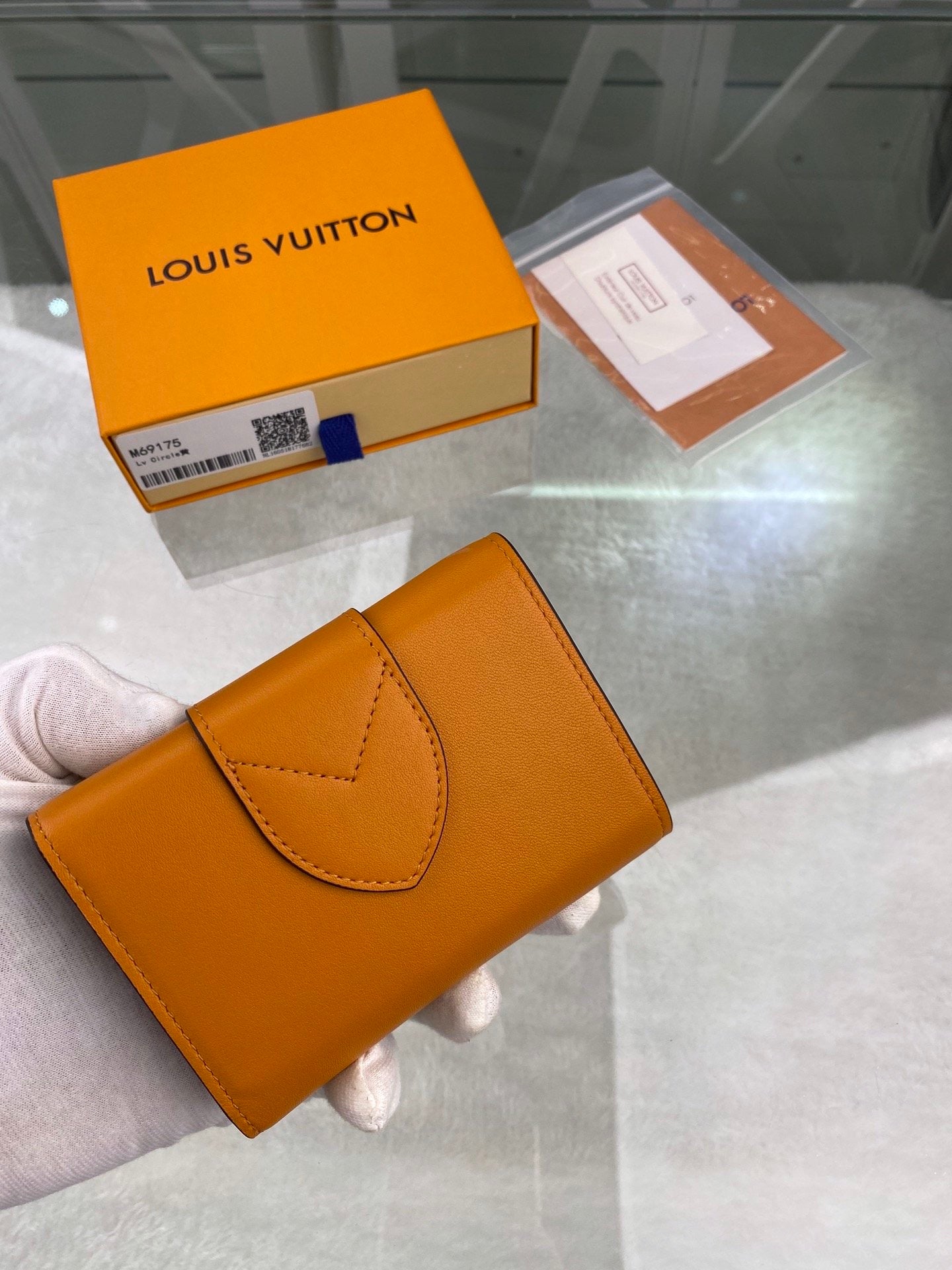 Lv wallet circle