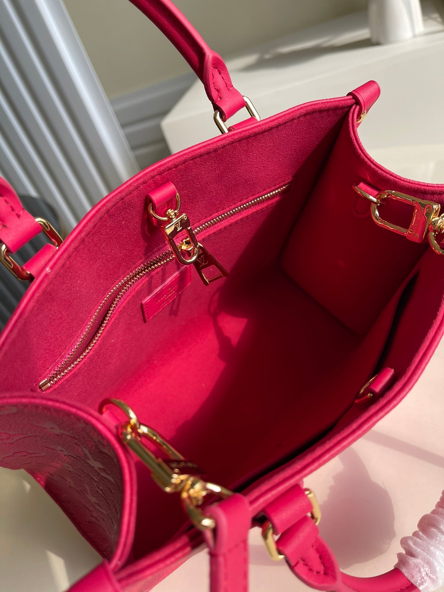 L v red tote 25x19x11.5cm