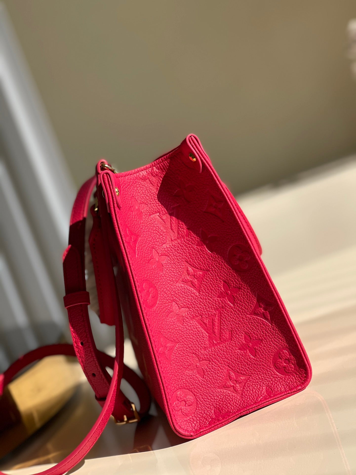 L v red tote 25x19x11.5cm