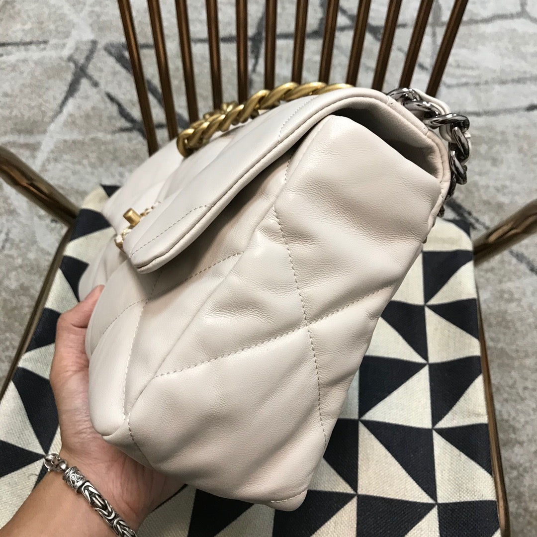 C h a n e l beige 20  30 10(cm)