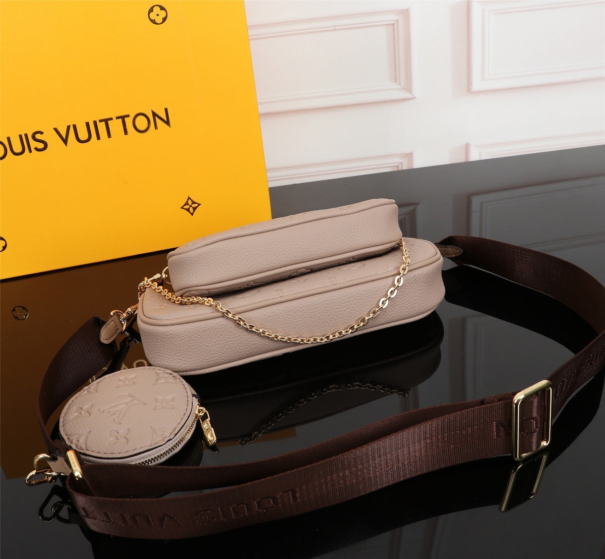 Lv pochette cream