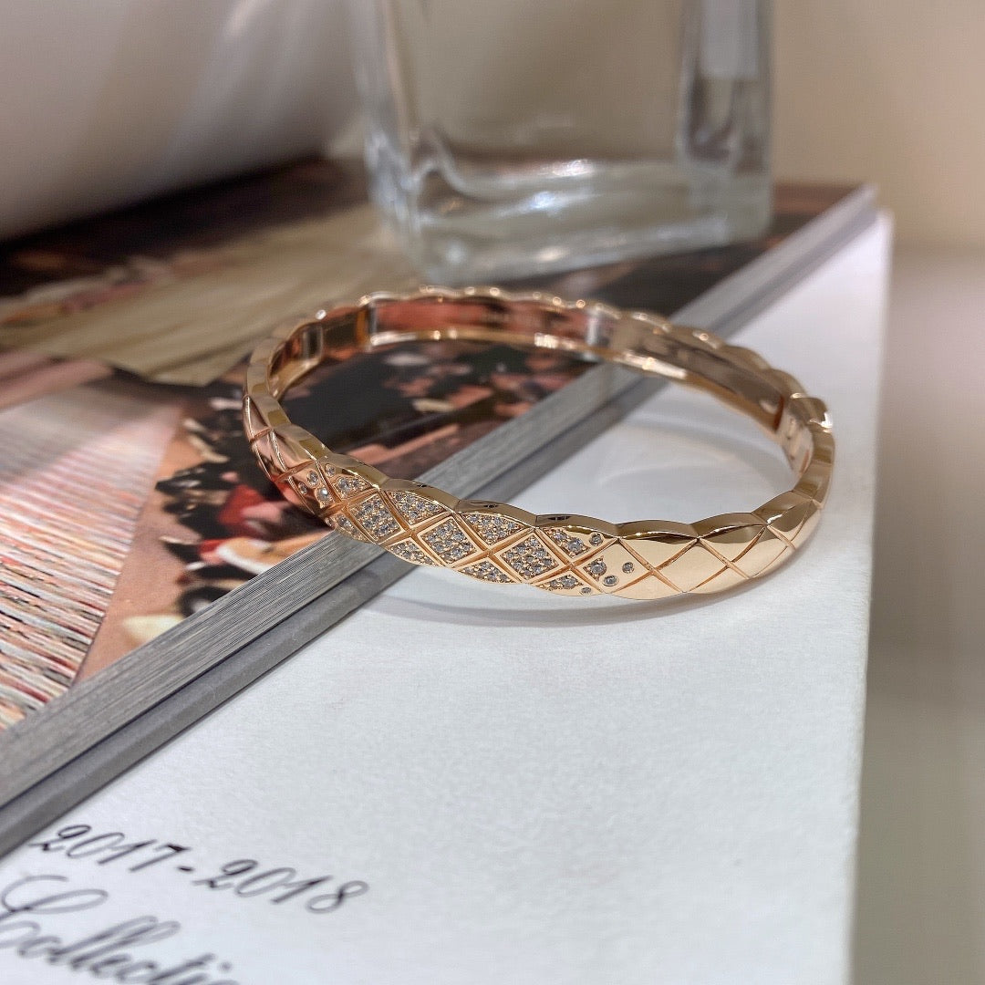 Diamond inlaid diamond pattern bracelet
