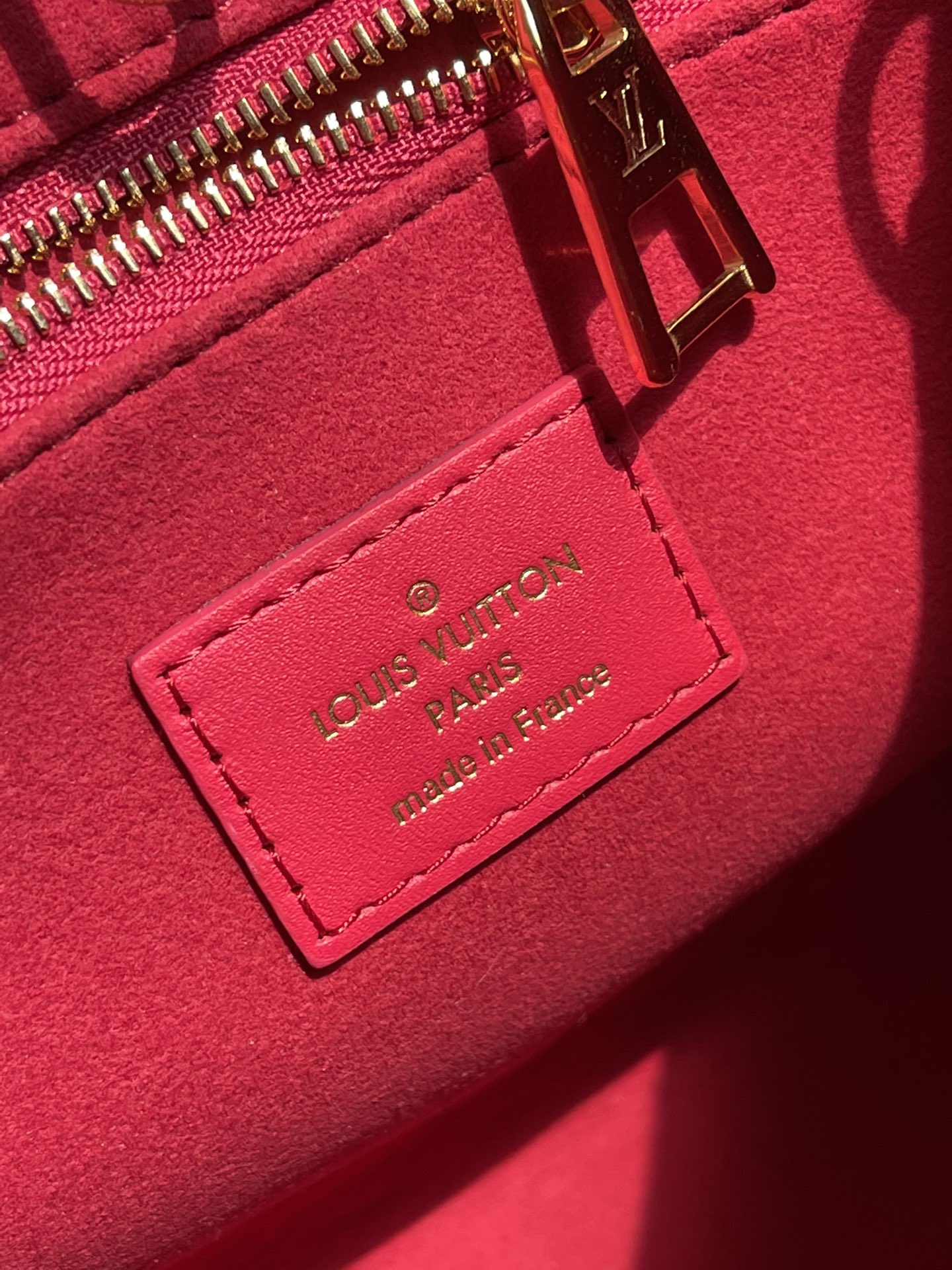 L v red tote 25x19x11.5cm