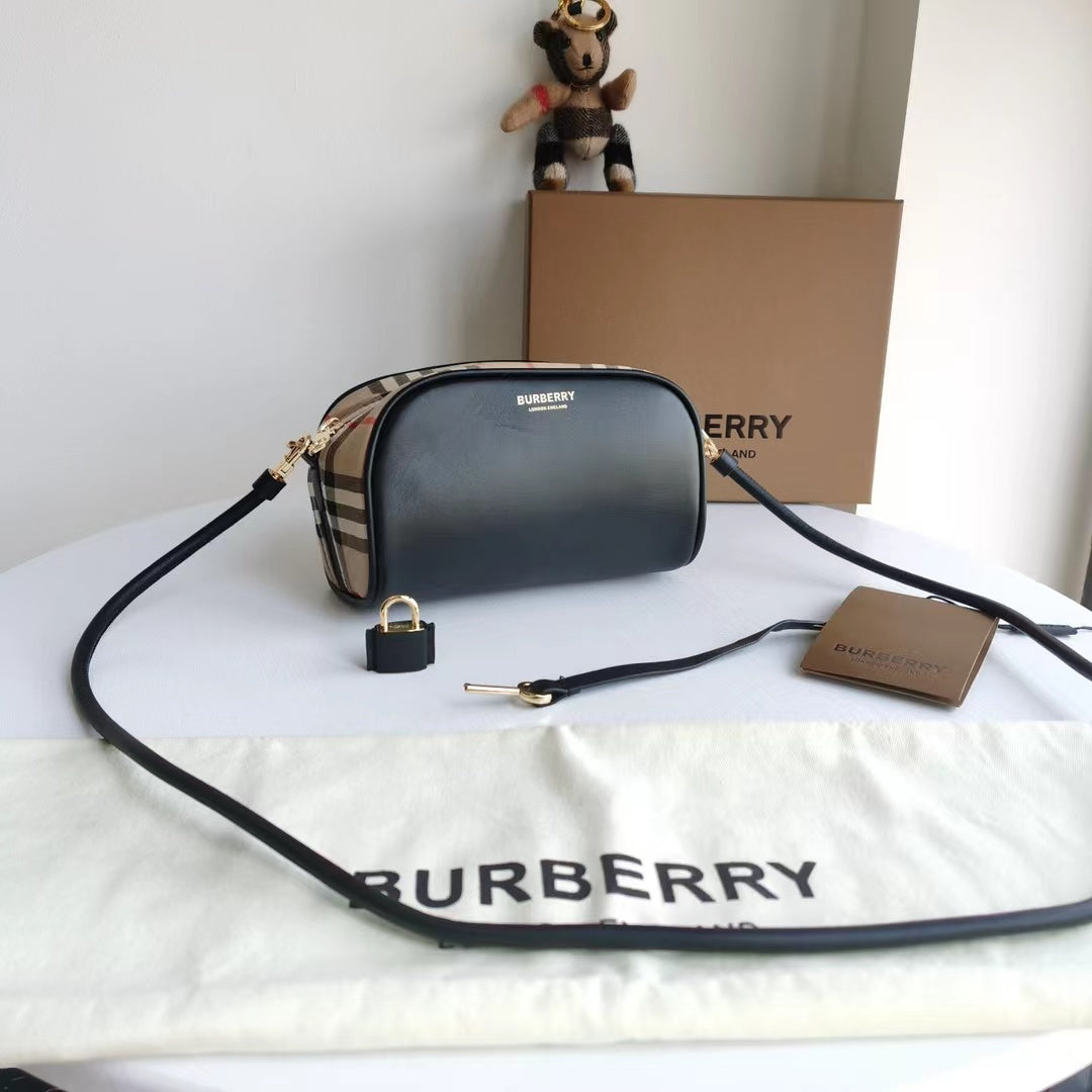 2022 Burberry Handbag - 67