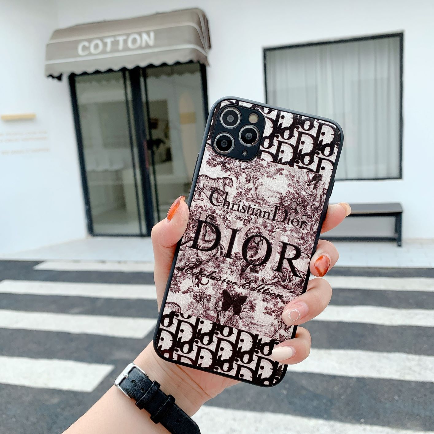 Embossed all-inclusive mobile phone case