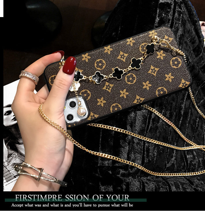 Retro flower diagonal back chain phone case