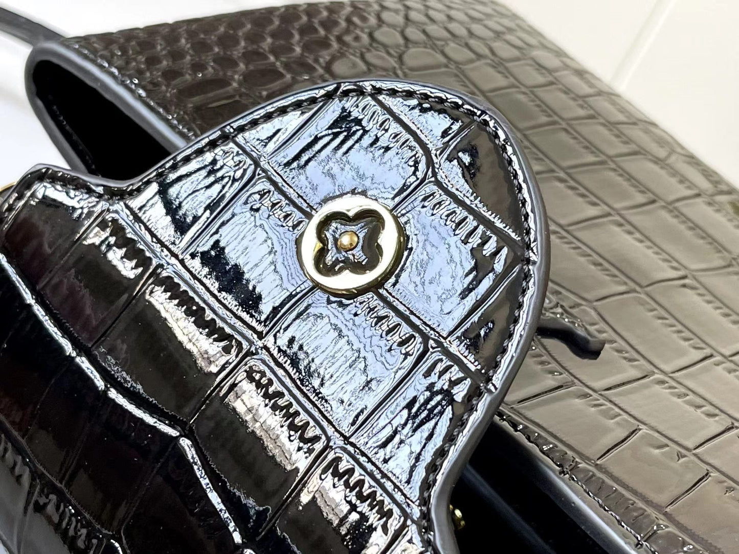 2022 Crocodile Pattern LV Handbag-2