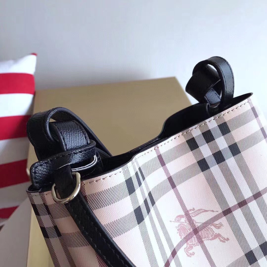2022 Burberry Handbag - 70