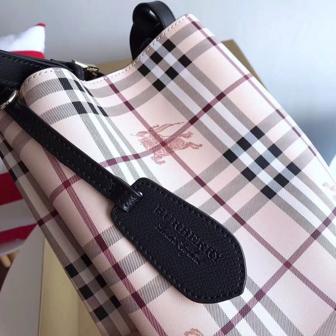 2022 Burberry Handbag - 70