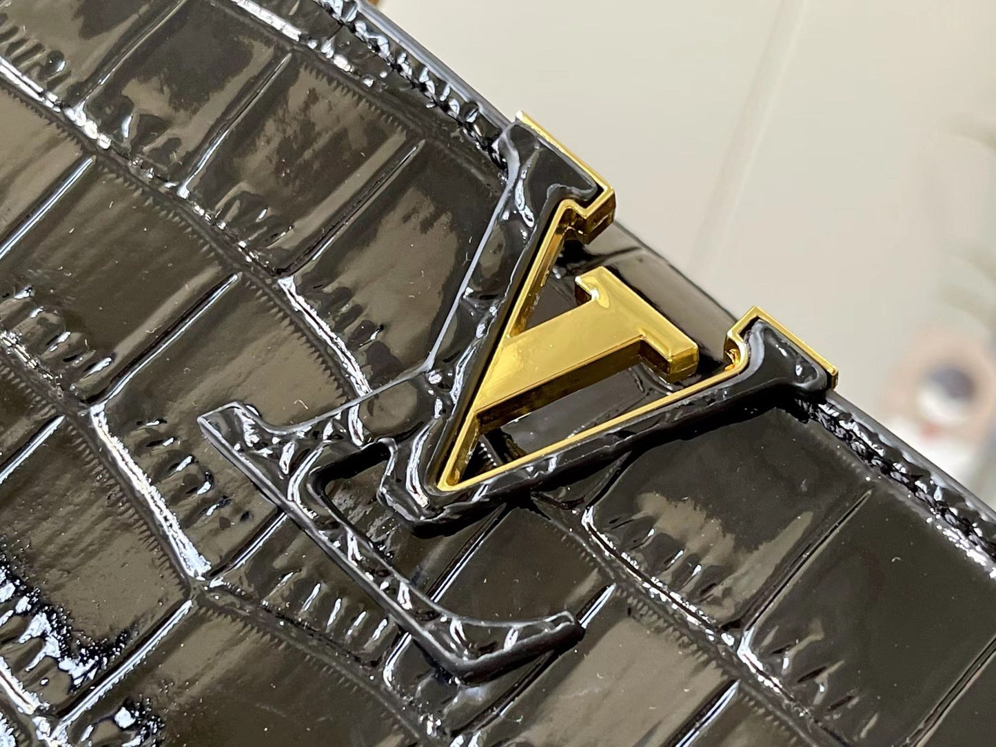 2022 Crocodile Pattern LV Handbag-2
