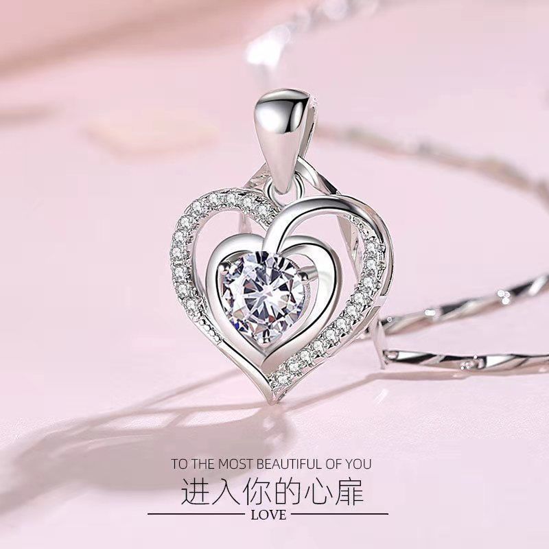 Female clavicle chain foot silver pendant does not fade.
