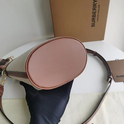 2022 Burberry Handbag - 64