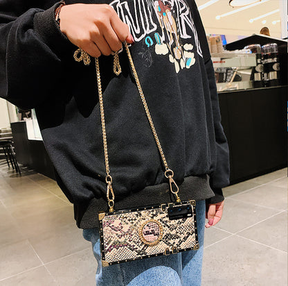 Serpentine chain holder phone case