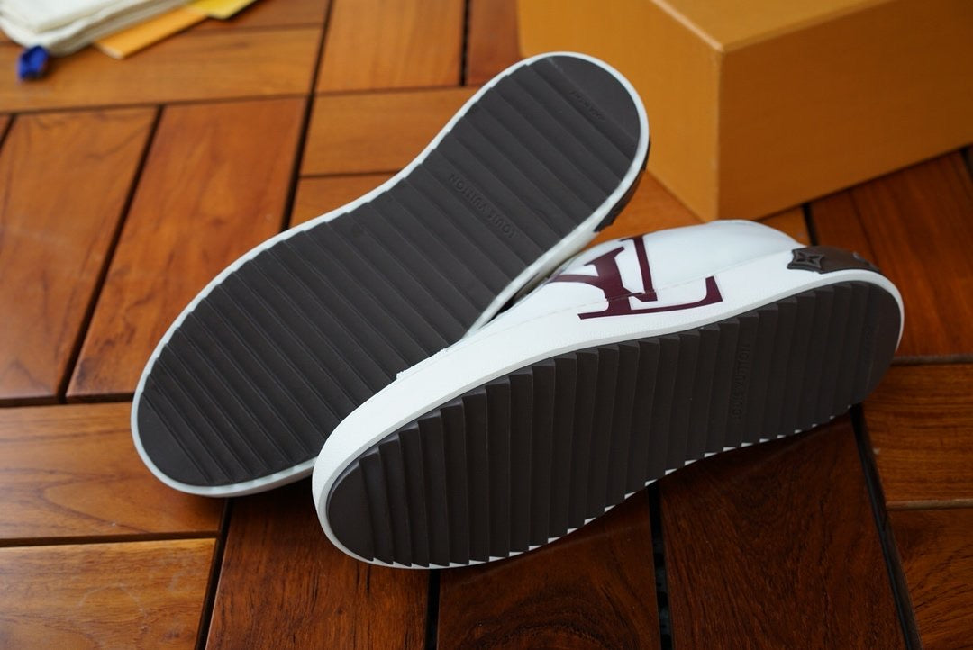 L V - T E E - L O G O - S N E A K E R S