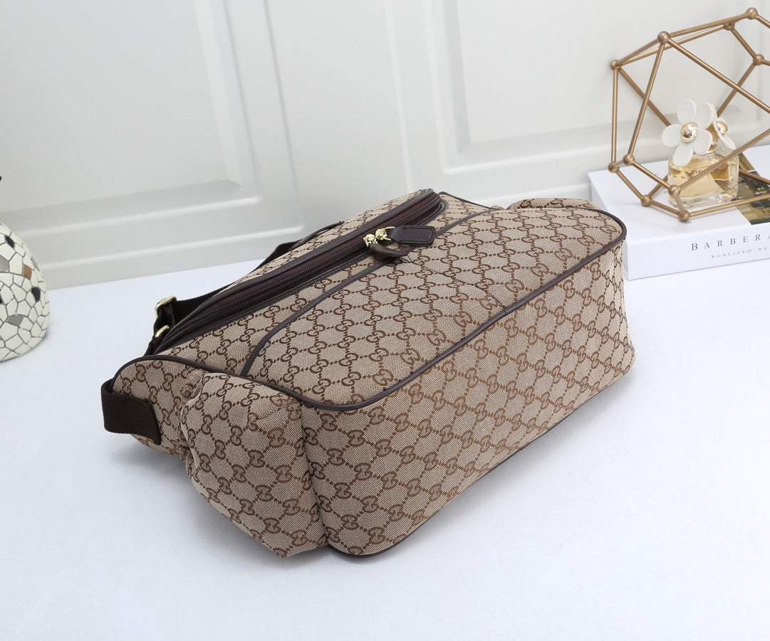 G u c c I baby bag
