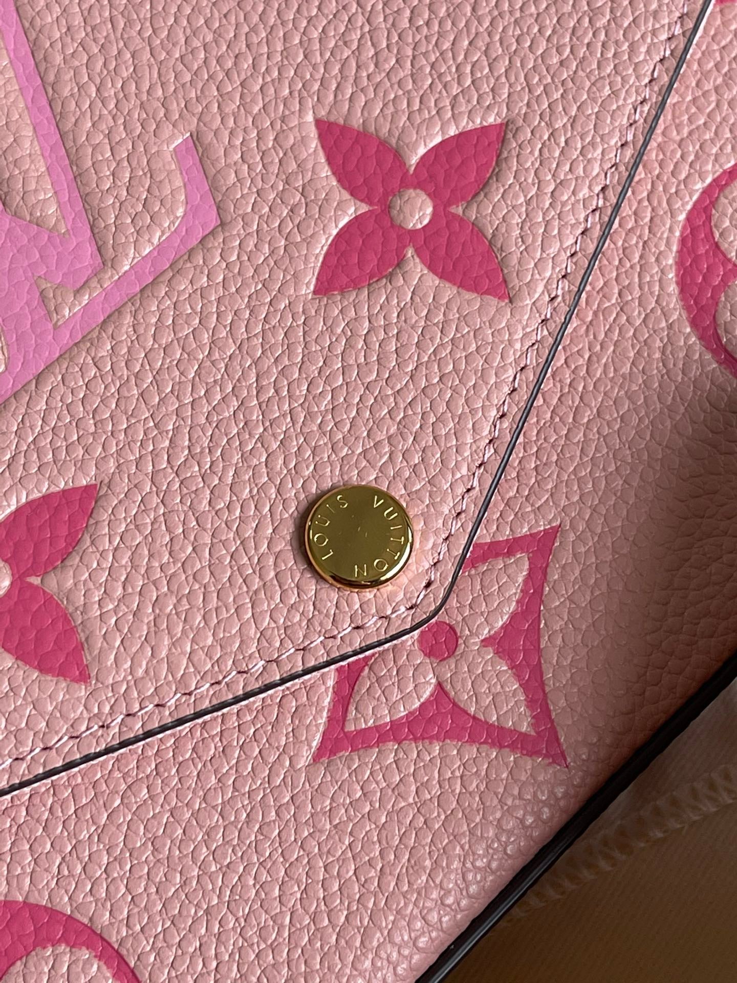 Lv pochette pink