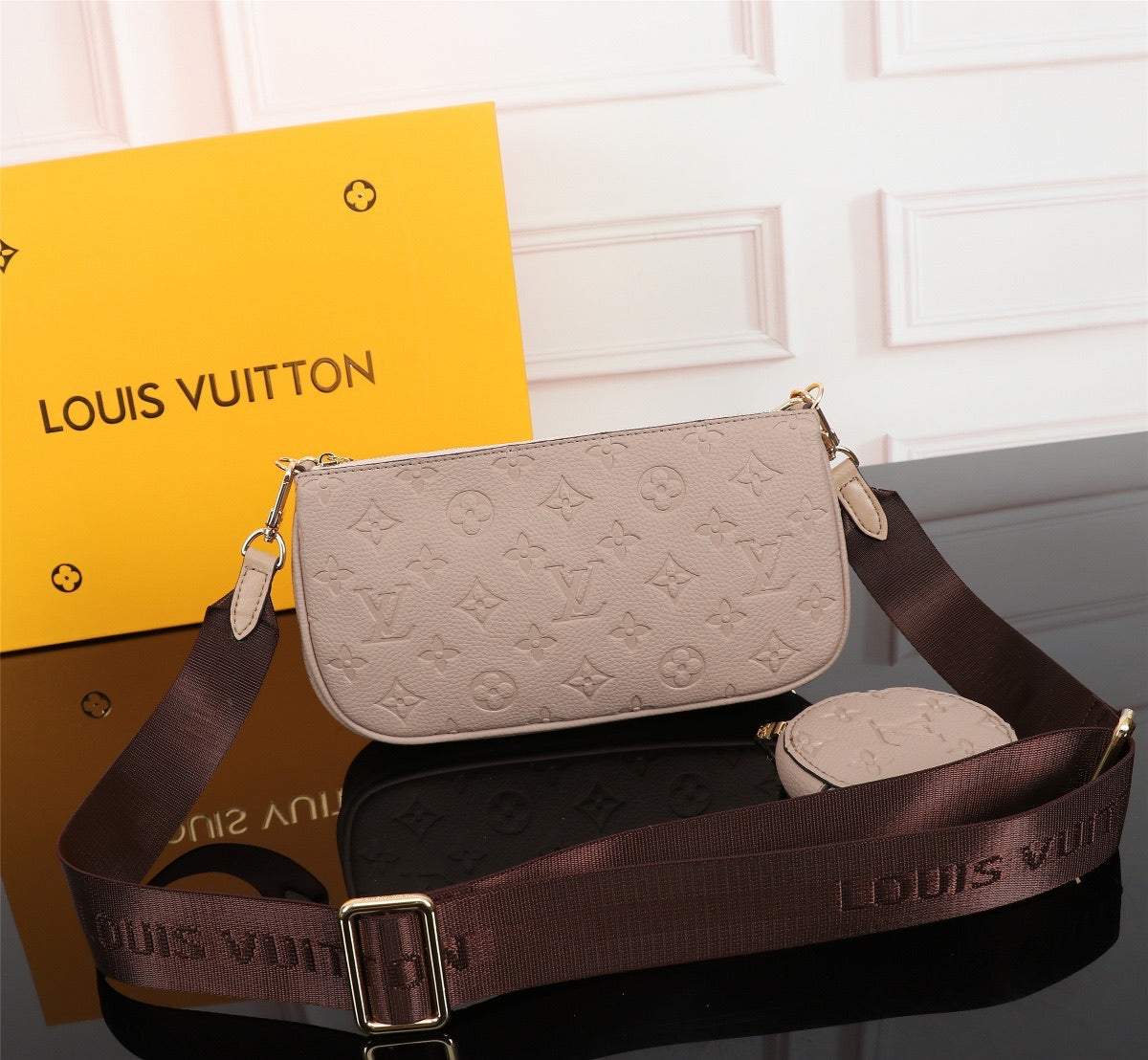 Lv pochette cream