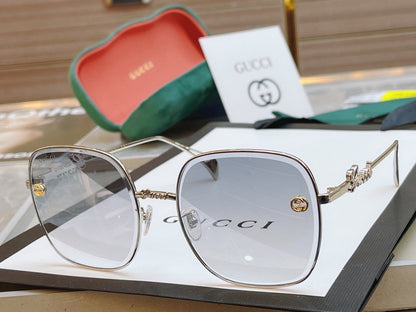 Classic frame sunglasses