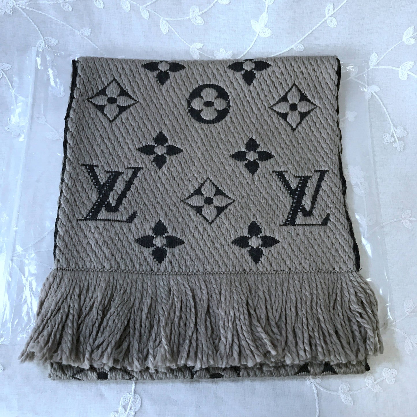Lv gray scarf