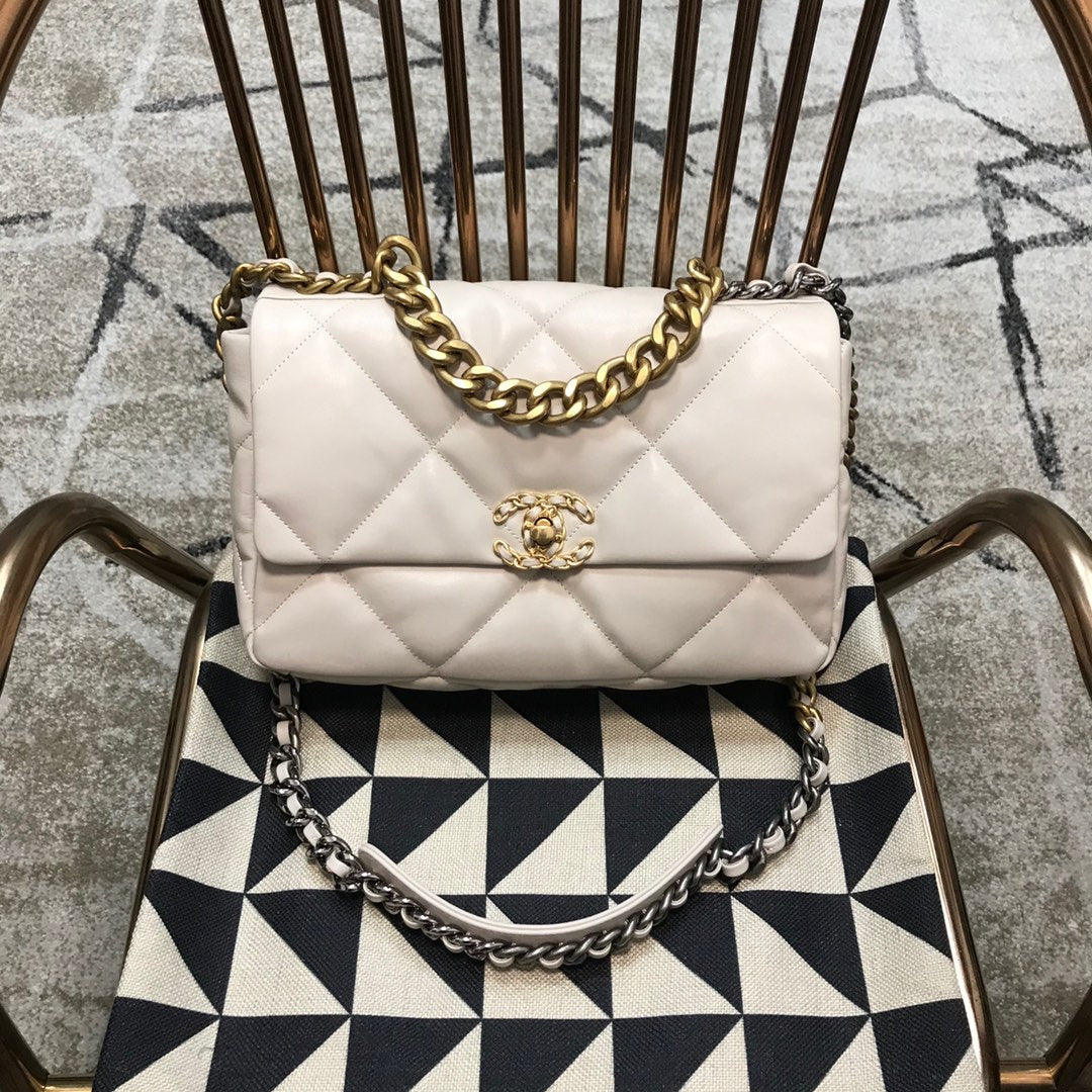 C h a n e l beige 20  30 10(cm)