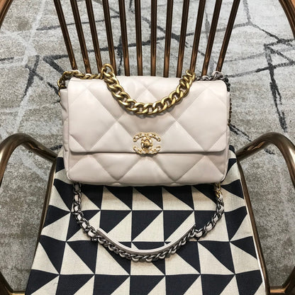 C h a n e l beige 20  30 10(cm)