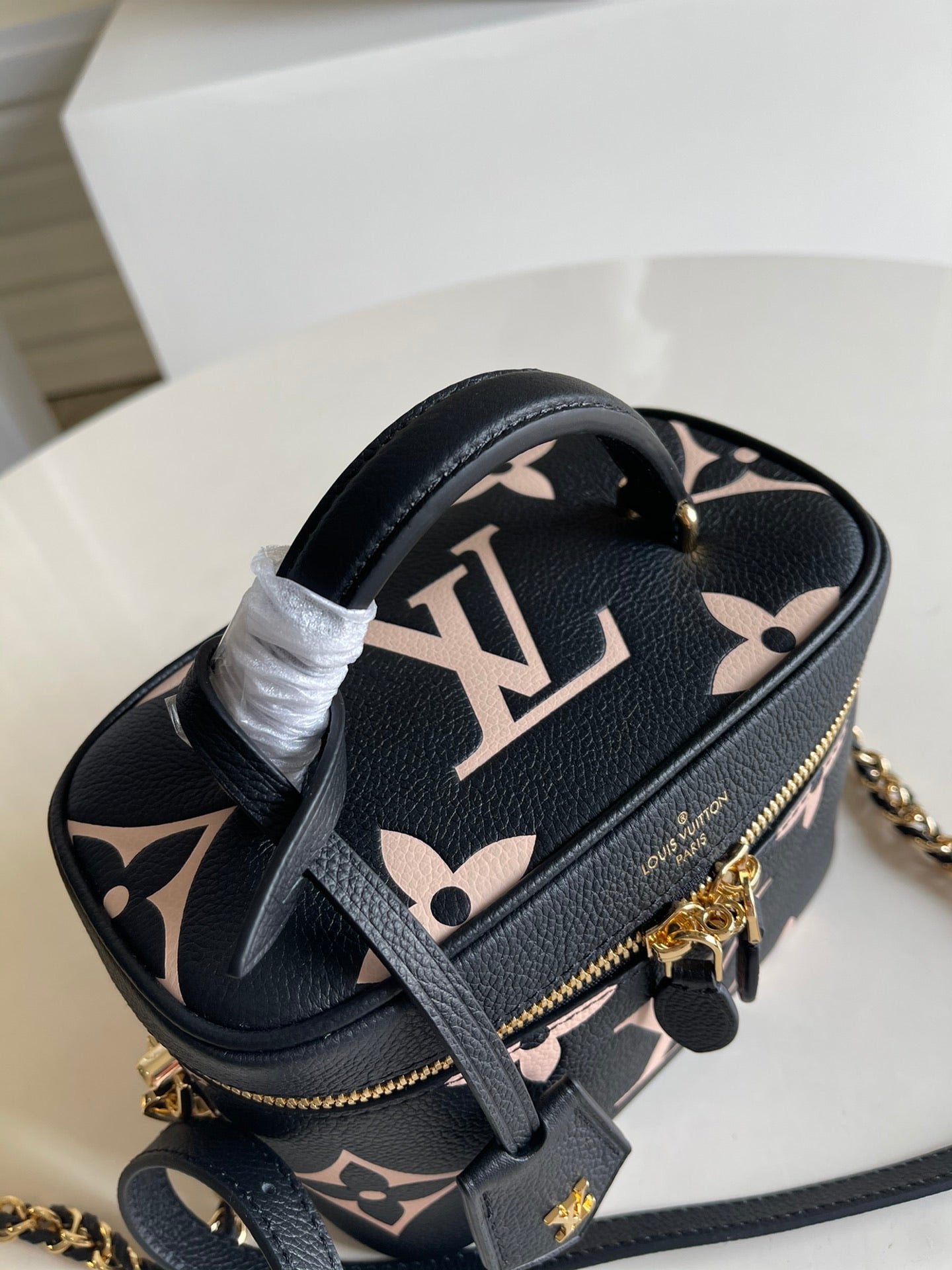 Lv vanity 19 x 13 x 11cm 2colors