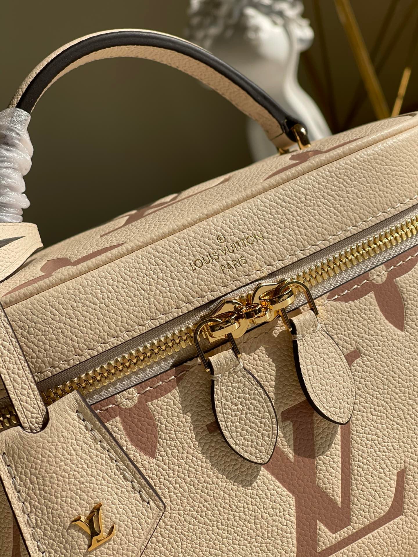 Lv vanity 19 x 13 x 11cm 2colors