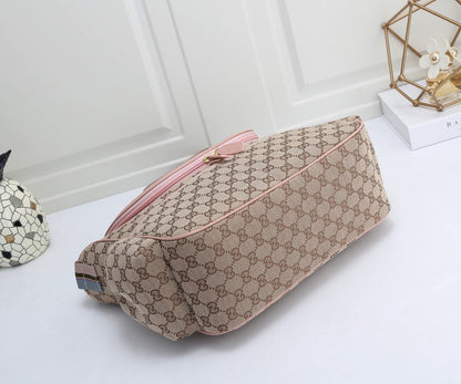 G u c c I baby bag