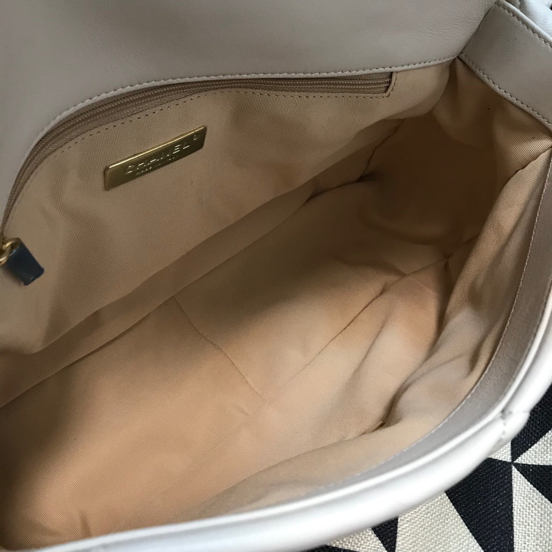 C h a n e l beige 20  30 10(cm)