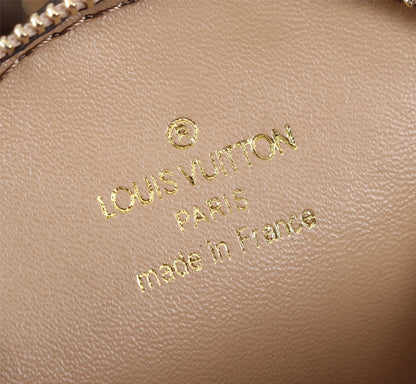 Lv pochette cream