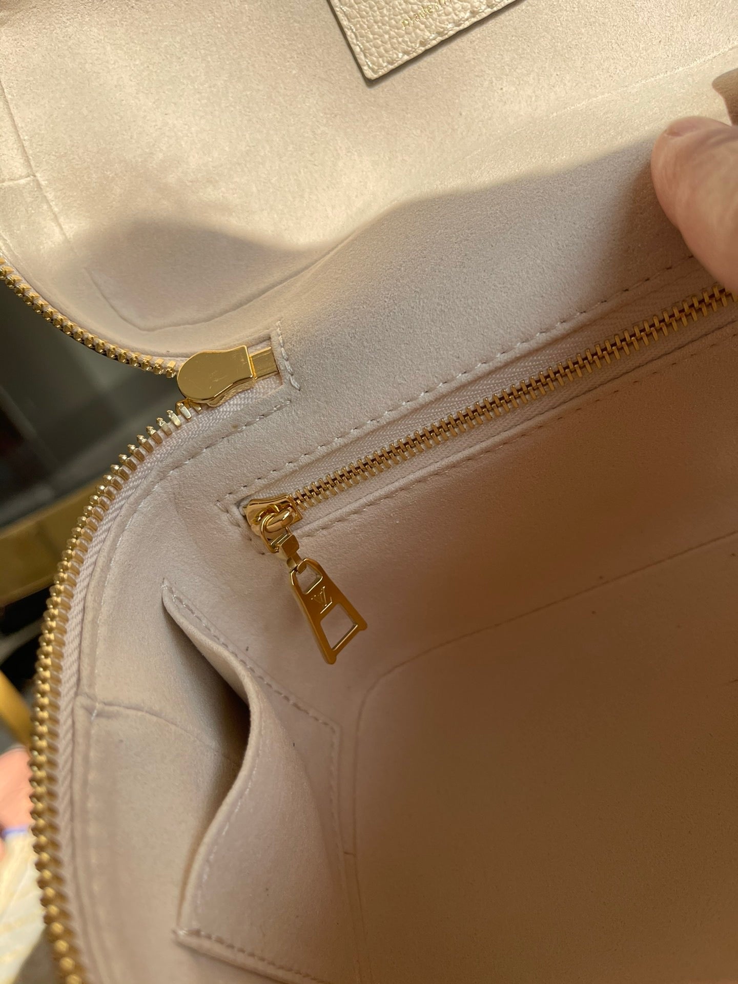 Lv vanity 19 x 13 x 11cm 2colors