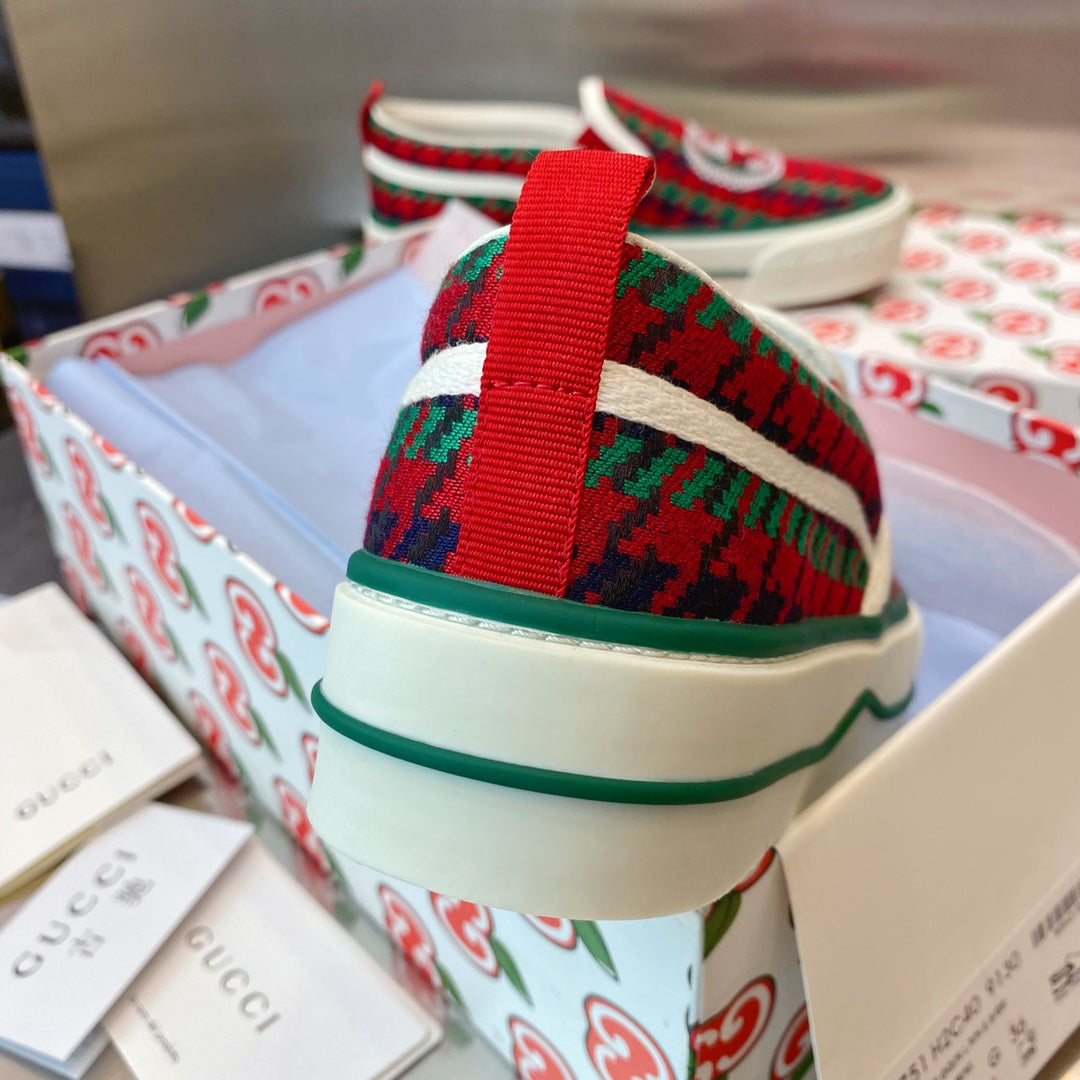 G u c c I baja slip on