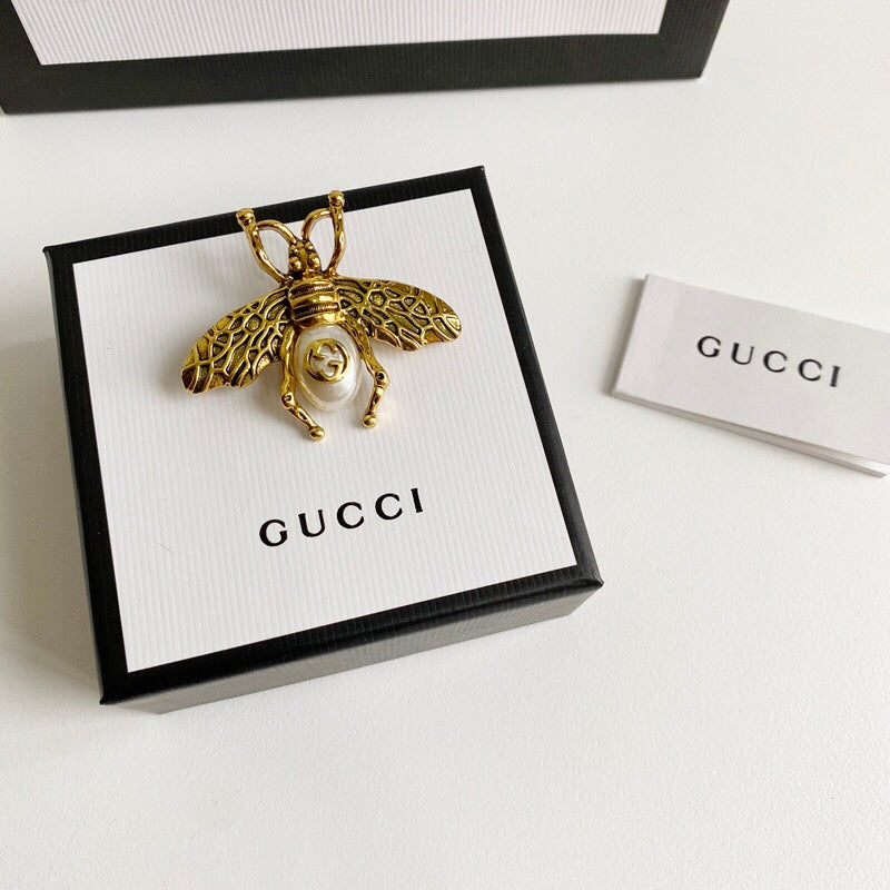 G u c c I brooch bee