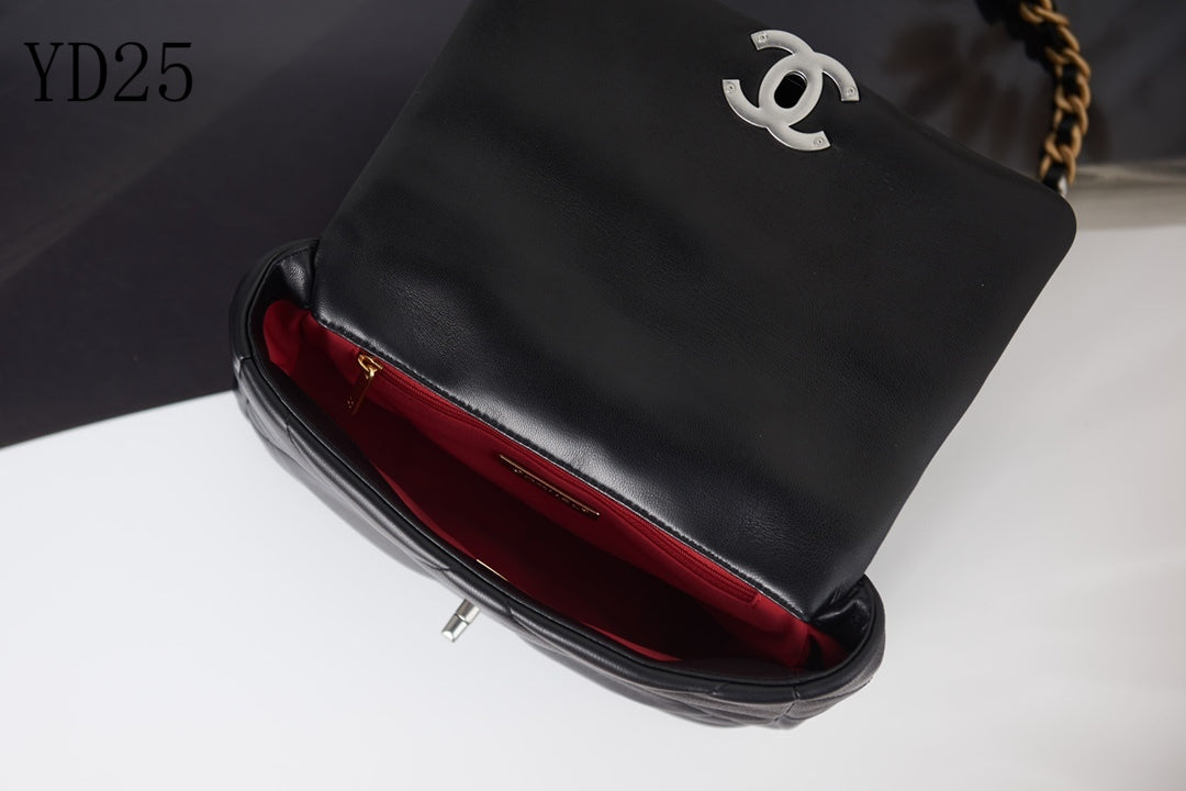 C h a n e l black/silver