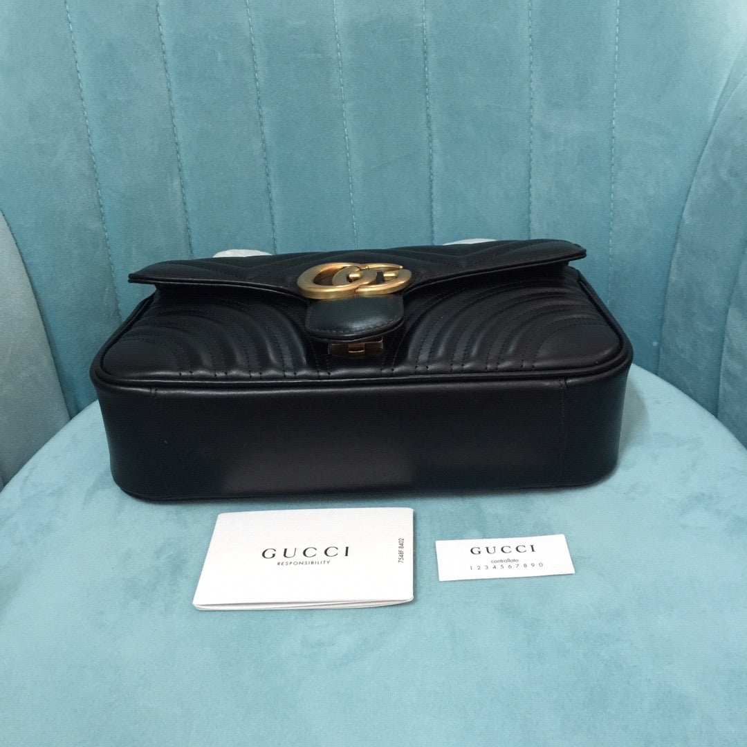 black classic fashion handbag