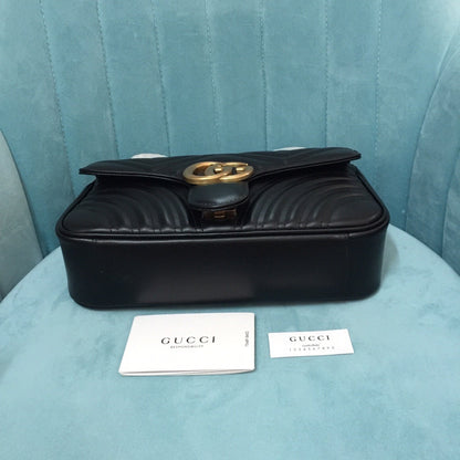 black classic fashion handbag