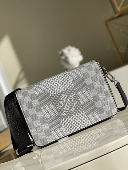 Lv pouch 23.5*14*5CM