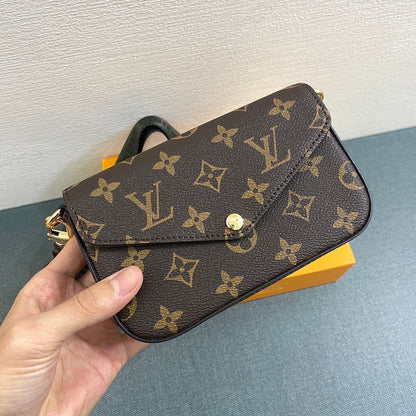 Lv Size:17*9.6*3.5cm pochette