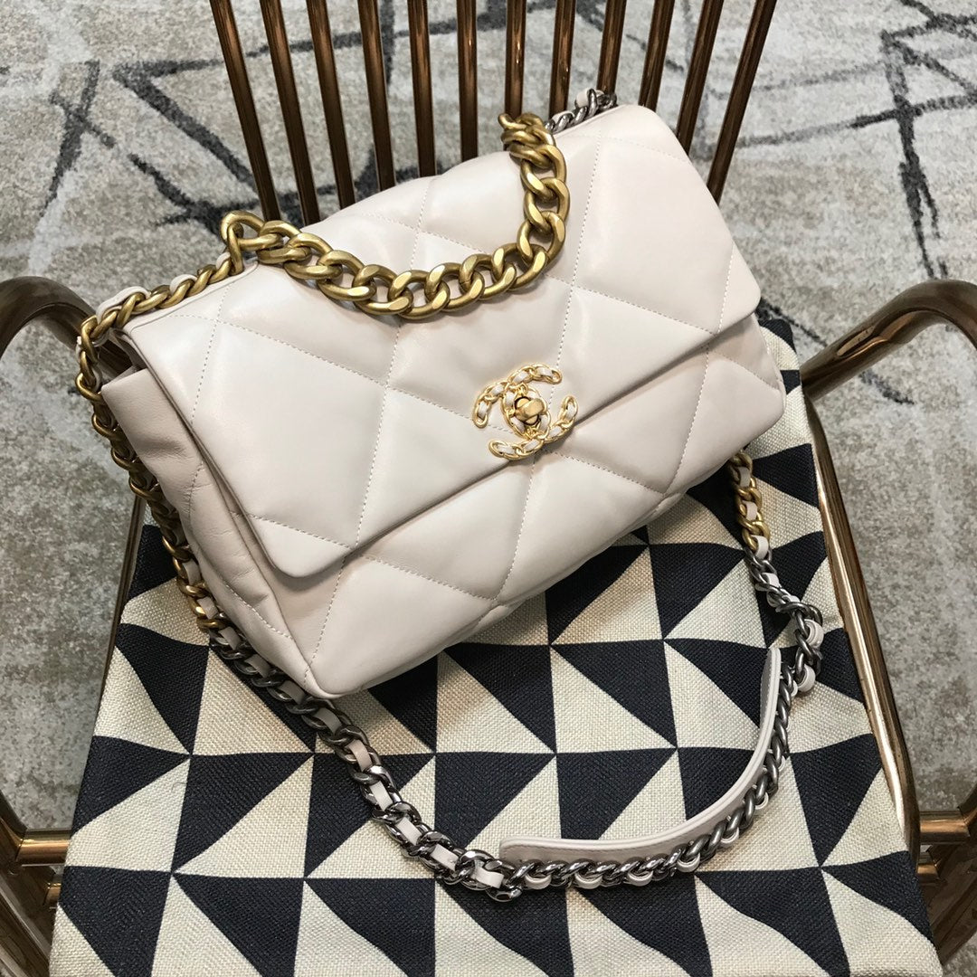 C h a n e l beige 20  30 10(cm)